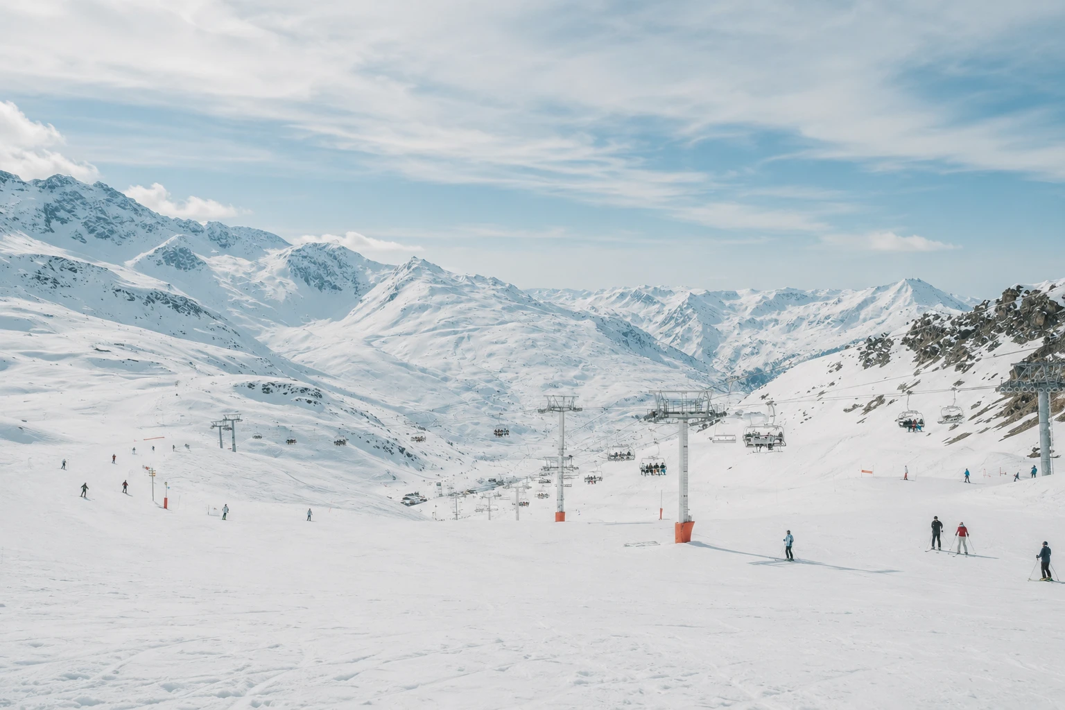 Alpine Resort Manager – Panoramablick über ein Skigebiet